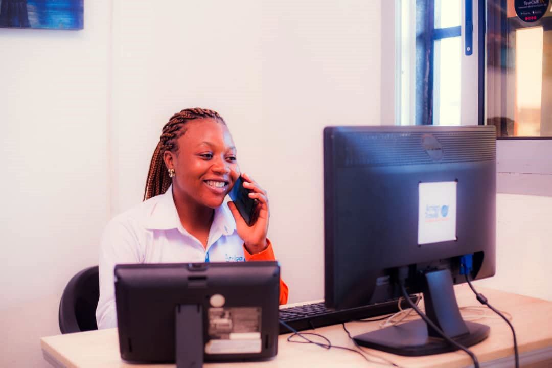An Amigo advisor taking a customer call